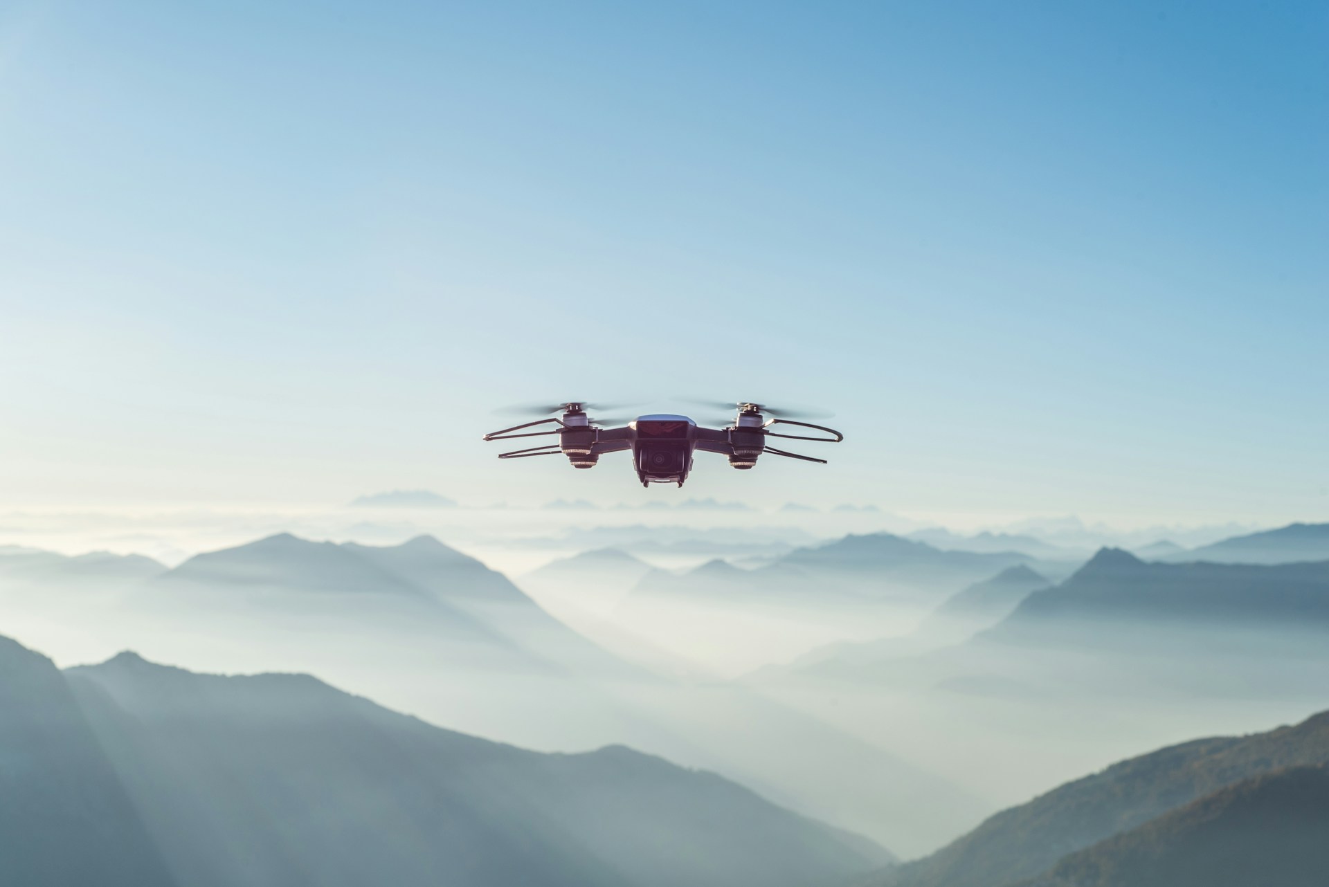 En drone som fly over et fjellandskap