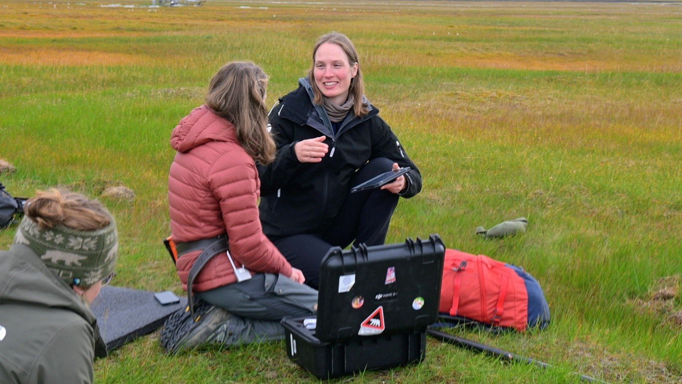Inspeksjon av en moseforsker som bruker drone på Svalbard.