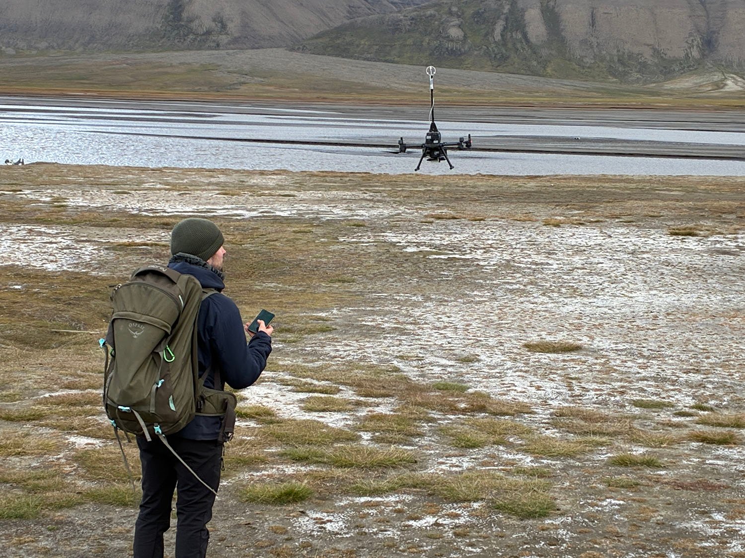 Klimaforsker flyr drone på Svalbard.