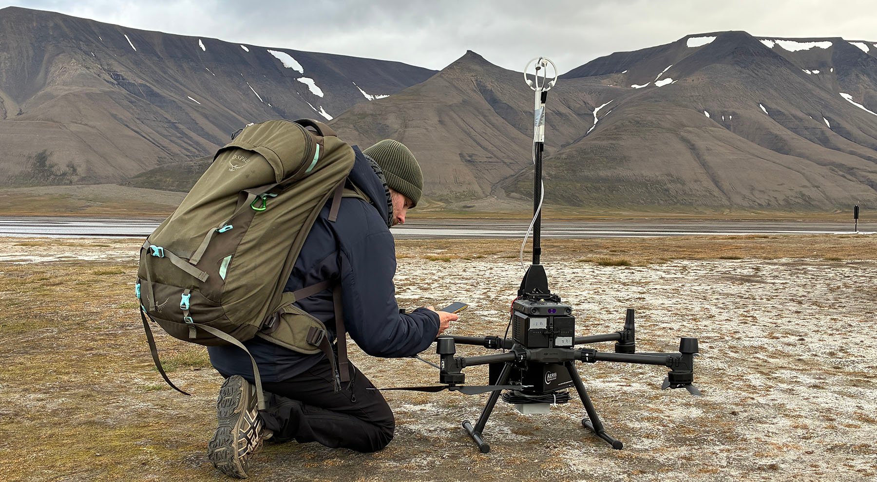 Klimaforsker på Svalbard bruker drone.