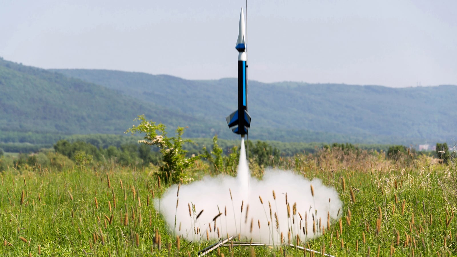 Rakettmodell klar for oppskyting på en solrik sommerdag