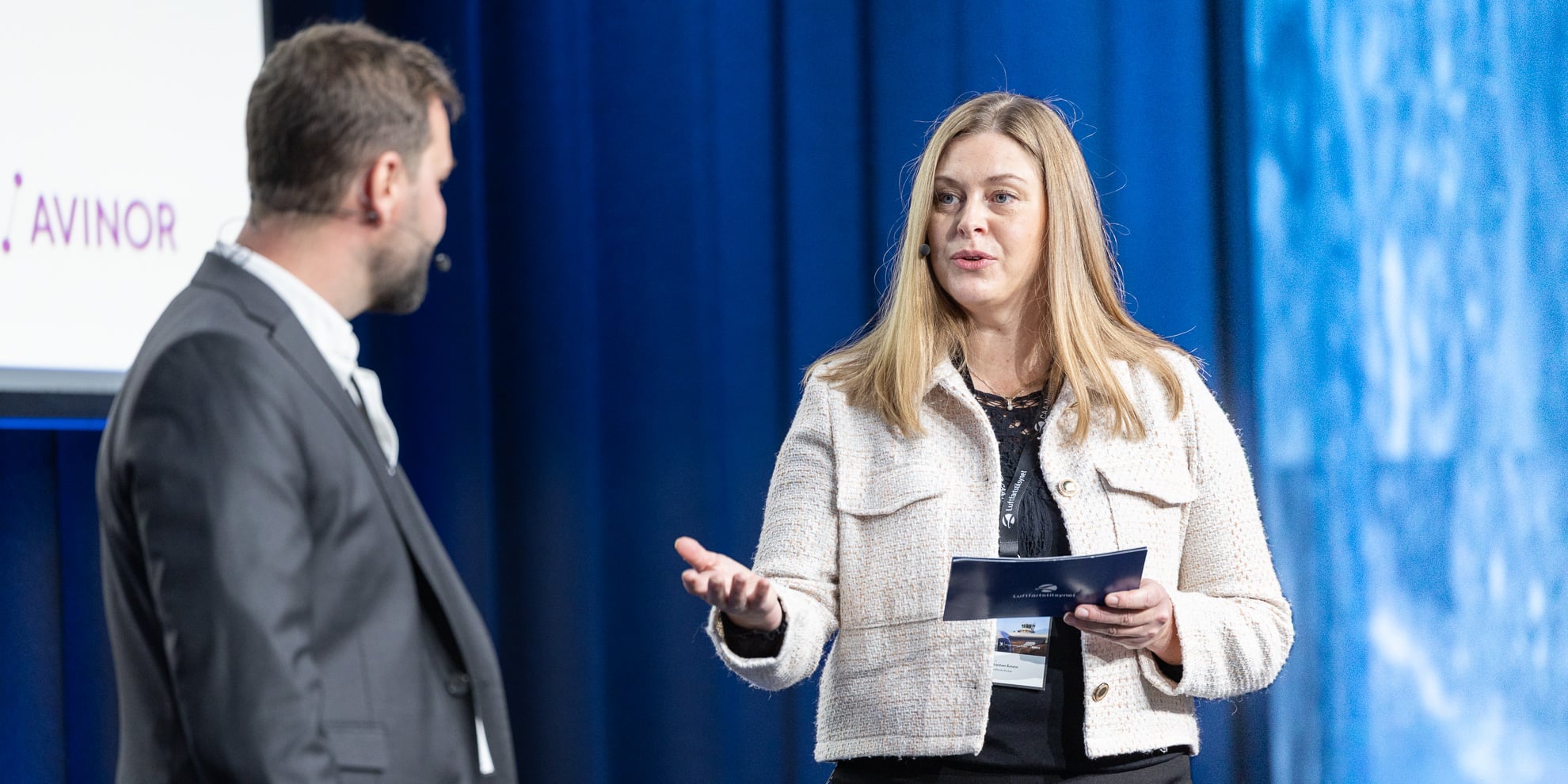 Hans Fridberg and Trine Å. Bernhardsen is presenting on stage.