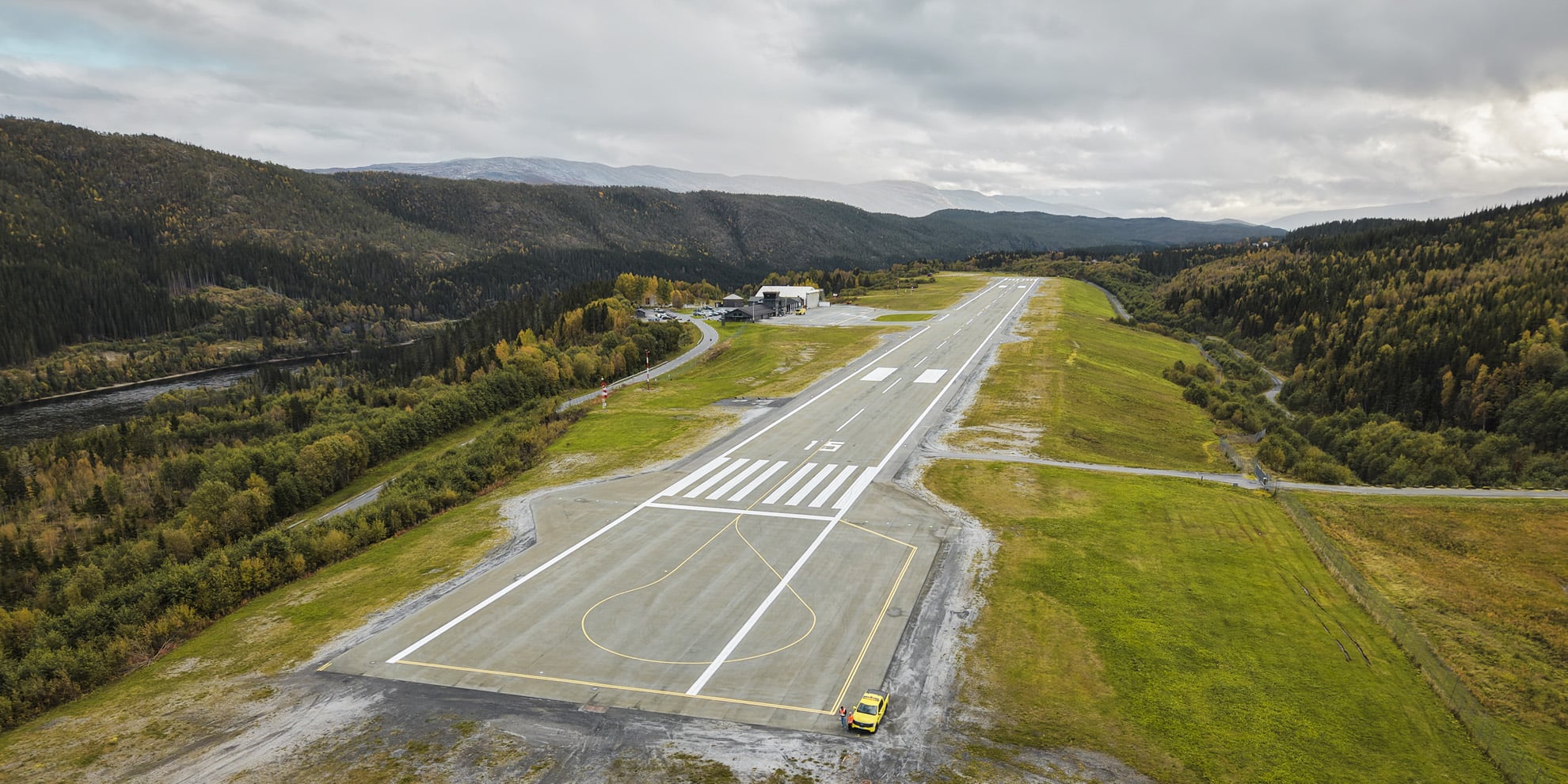 Oversiktsbilde av rullebane på Mosjøen lufthavn.