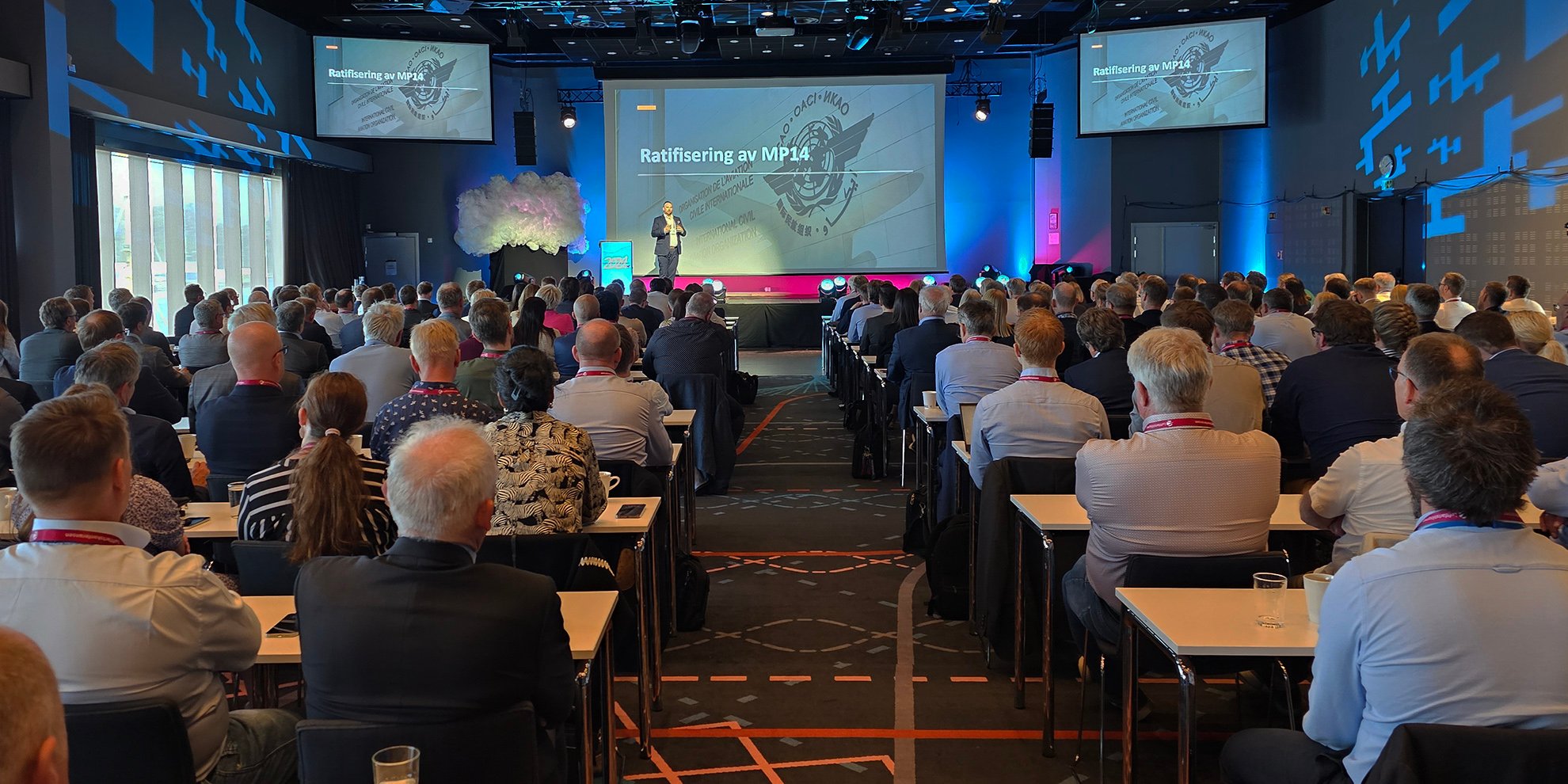 Bilde av scenen og salen under Luftfartskonferansen 2024.